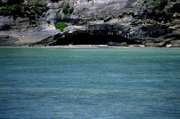 Archipel-des-Comores;-Falaise;-France;-Grotte;-Kaleidos;-Kaleidos-images;-La-parole-à-limage;-Laurent-Abad;-Mayotte;-Mer;-Océan-Indien;-Paysage;-Roche;-Stories-Pictures;-Turquoise